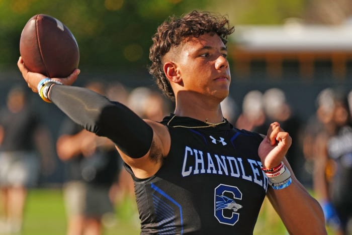 Dylan Raiola announced his commitment to Georgia football on Monday.